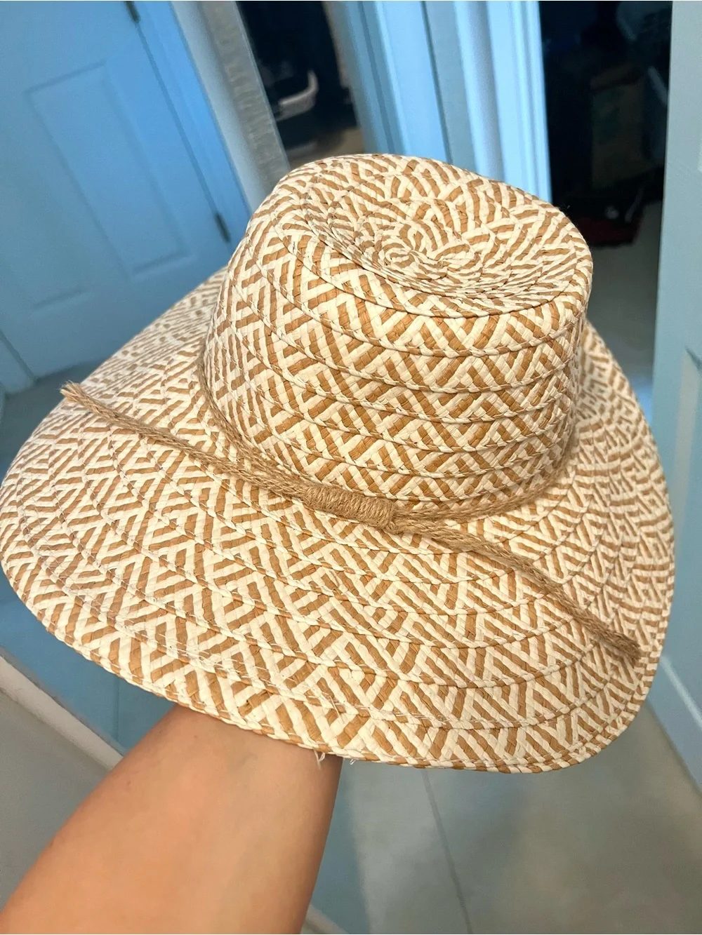 Woven Straw Sun Hat in Natural White Pattern - Picture 3 of 4